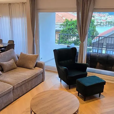Aro Apartment Split