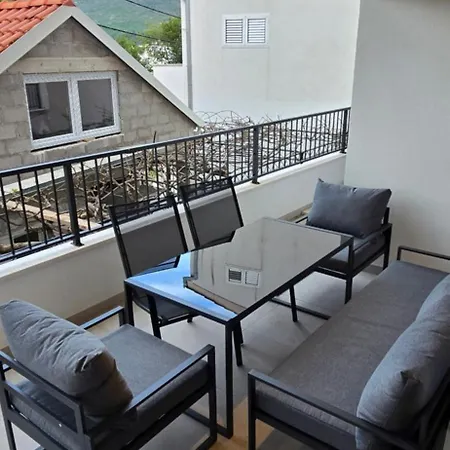 Aro Apartment Split